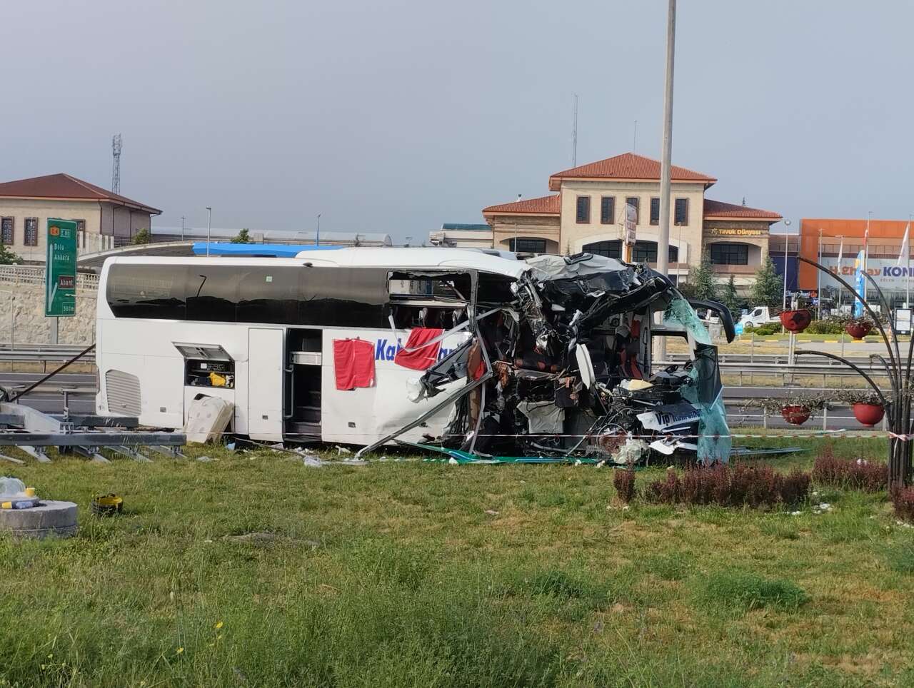 Yolcu otobüsü bariyerlere ardından tabelaya çarptı! 4'ü ağır, 13 kişi yaralandı 9